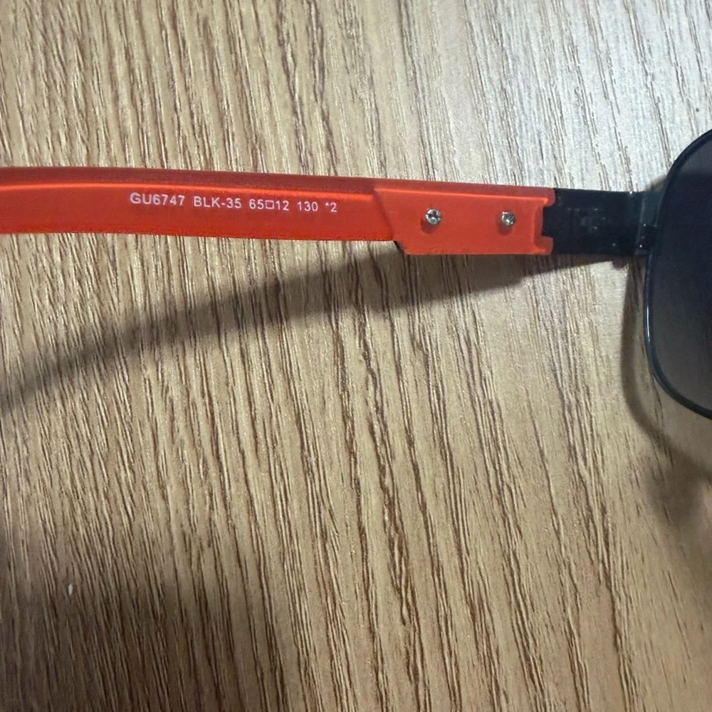 GUESS MEN METAL NAVIGATOR SUNGLASSES Black Red